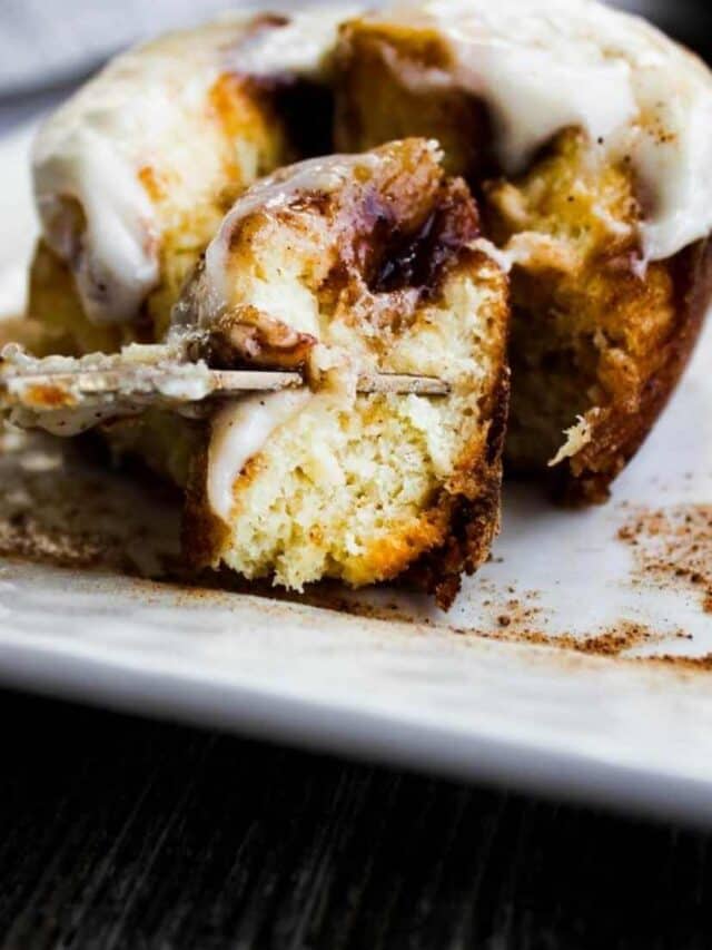 Eggnog Cinnamon Rolls
