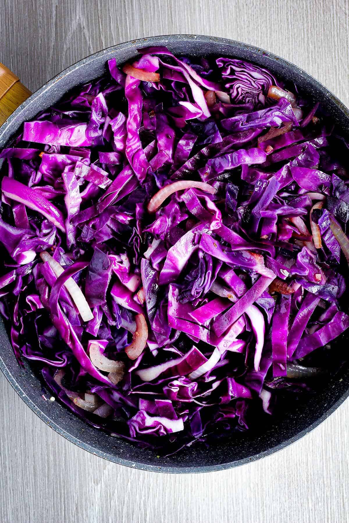Red cabbage in pan.